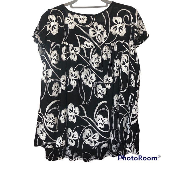 Livi Los Angeles Crochet Embroidered Lace Black and White Floral Boho Hippie Top - Picture 3 of 13